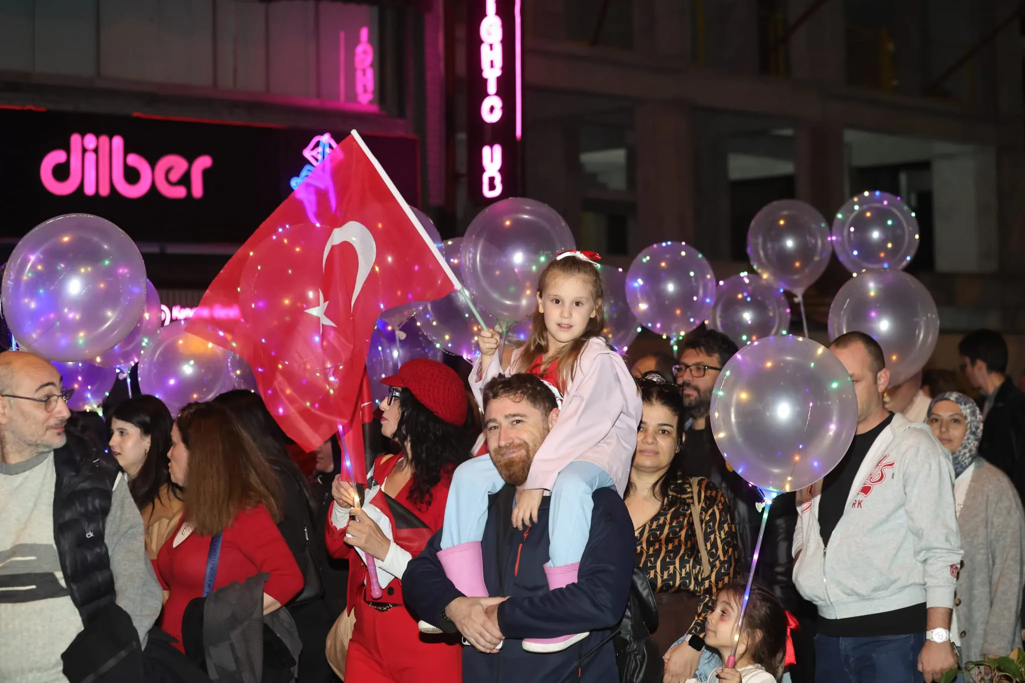 BAYRAKLIâDA CUMHURÄ°YET COÅKUSU KORTEJ VE CANDAN ERÃETÄ°NâLE TAÃLANDI (8) kopya-1793360639034.webp